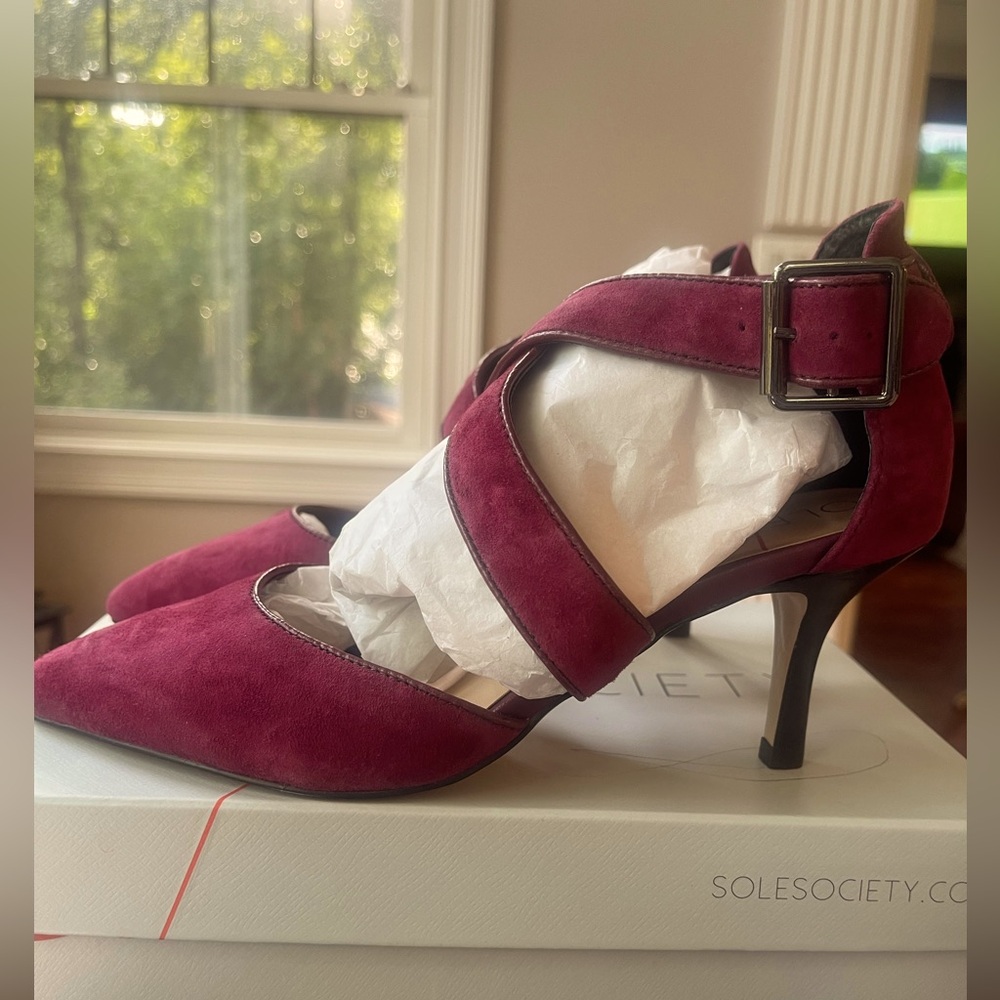 Sole Society Tamra style Napa suede kitten heel, Burgundy. New.